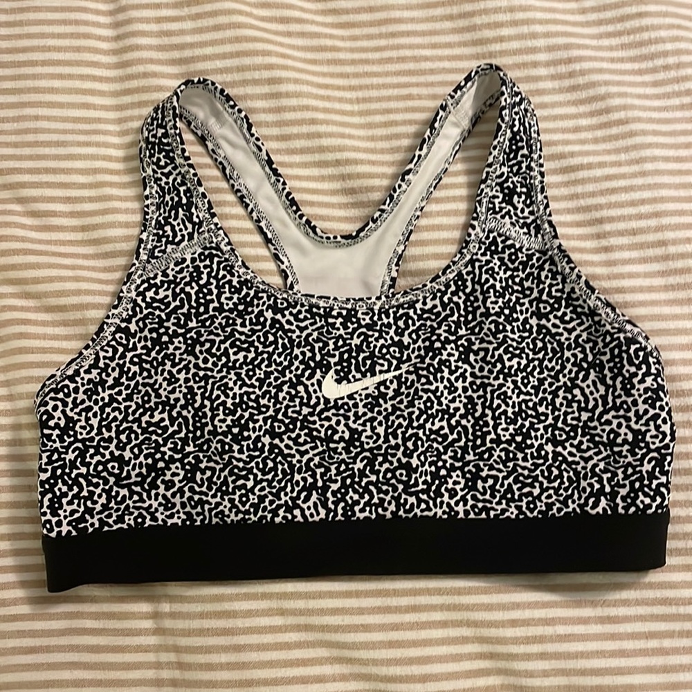 Nike dri-fit sports bra size medium